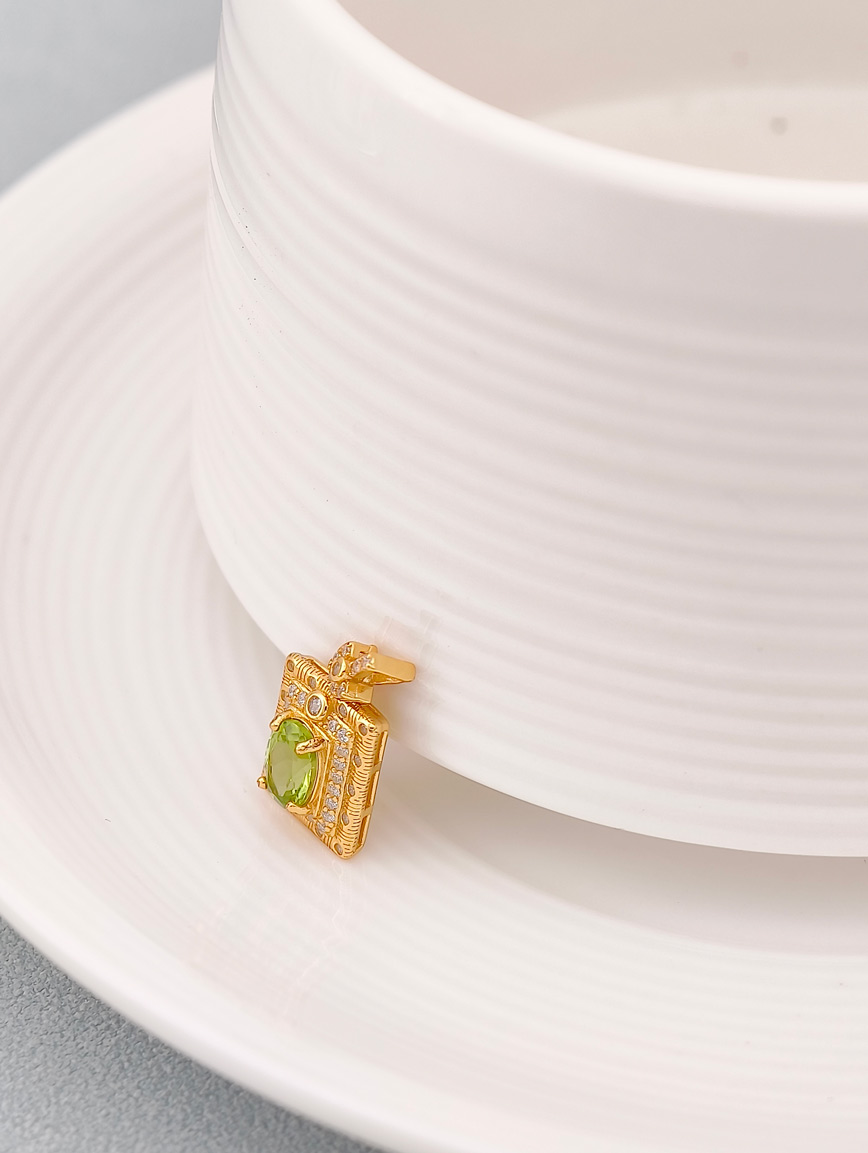 Natural Peridot Exquisite Style Pendant