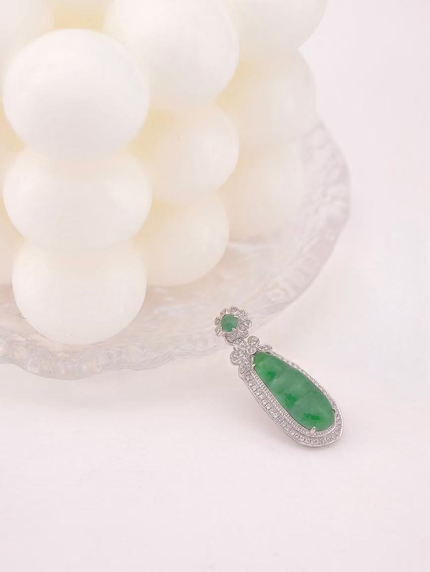 18K Gold Natural Jadeite Green Beans Pendant