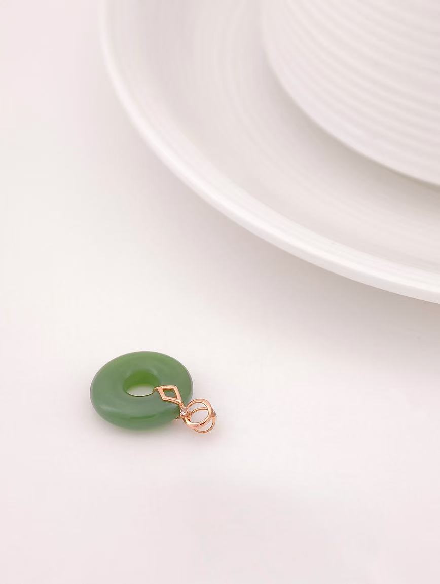 18K Gold Natural Jasper Peace Buckle Pendant