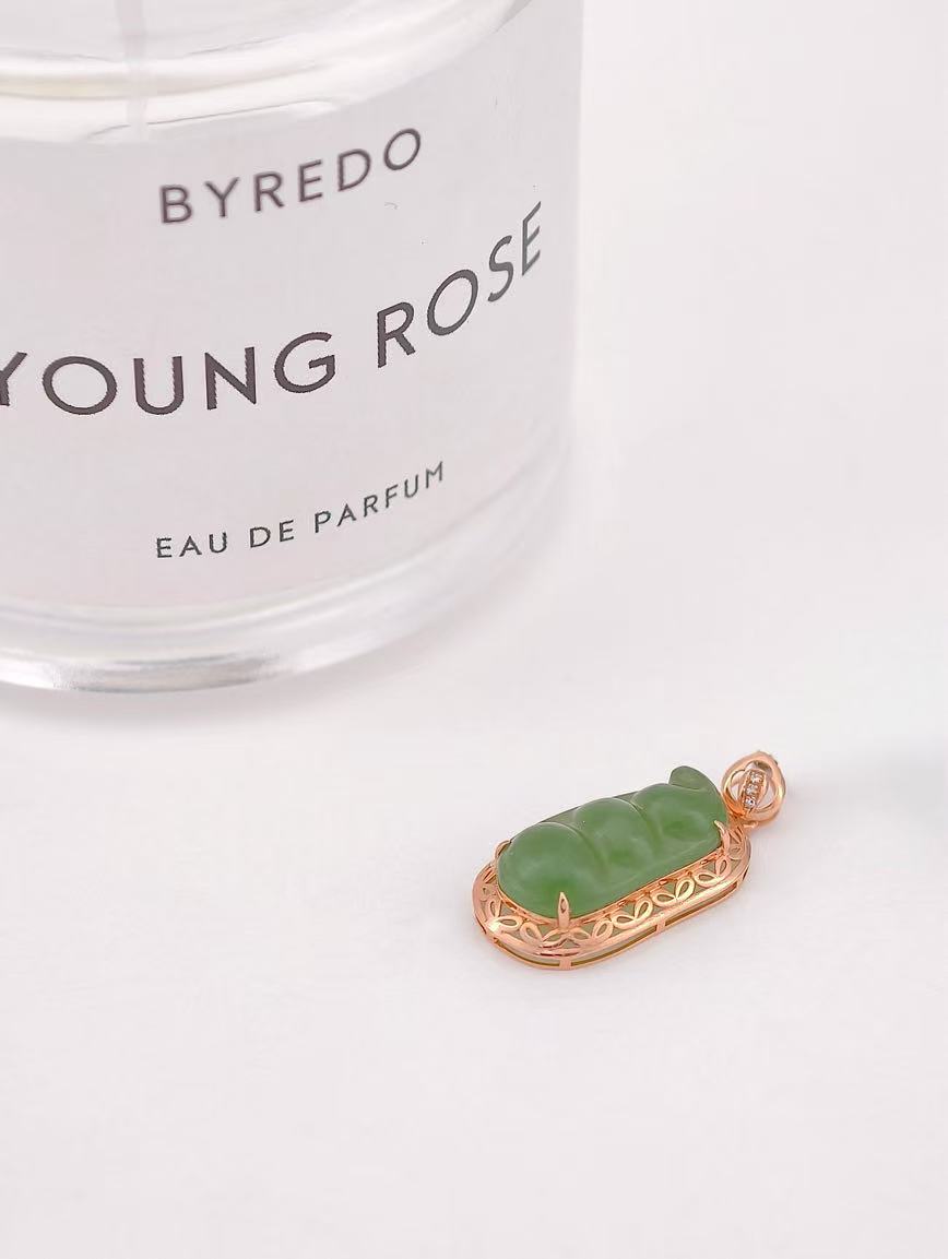 18K Gold Natural Jasper Green Beans Pendant