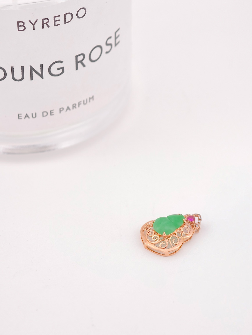 18K Gold Jadeite Gourd Pendant