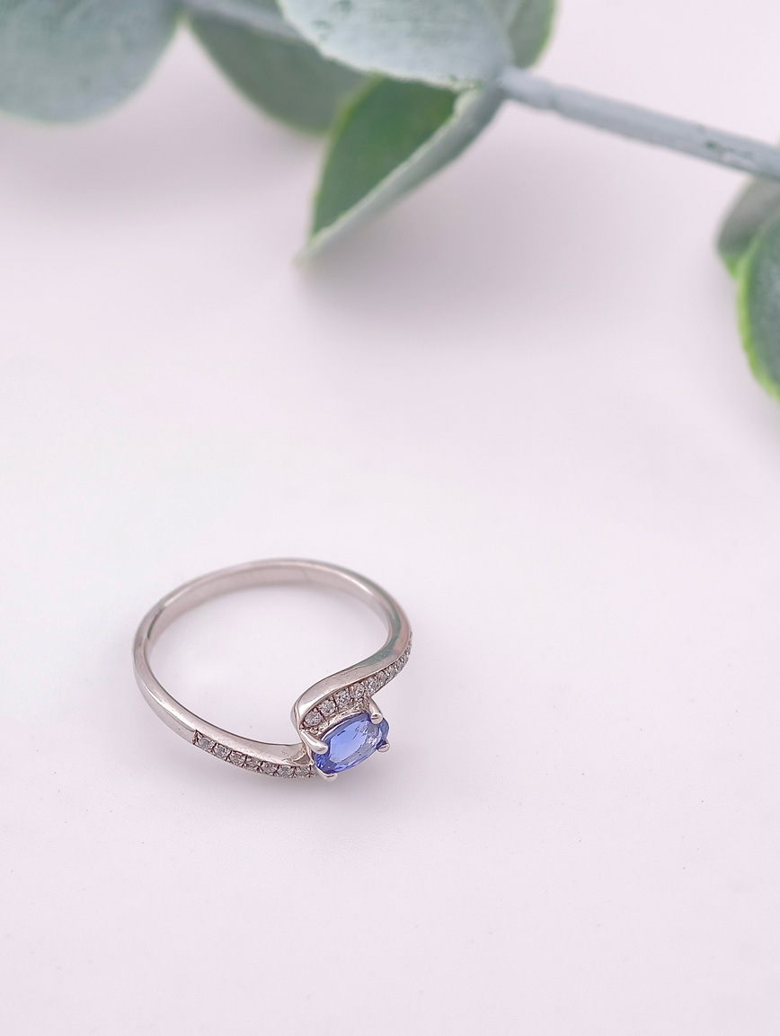 Natural Tanzanite Niche Design Ring