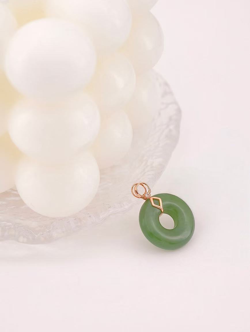 18K Gold Natural Jasper Peace Buckle Pendant