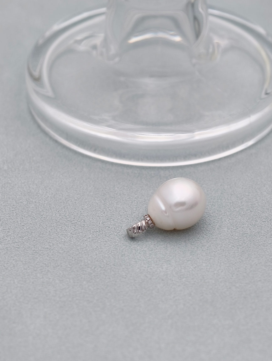 18K Gold Australian White Pearl Pendant