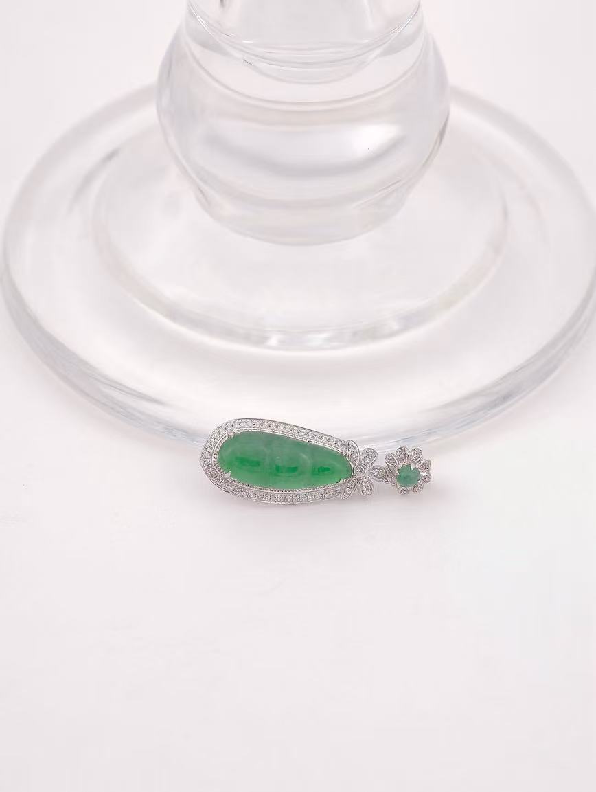 18K Gold Natural Jadeite Green Beans Pendant
