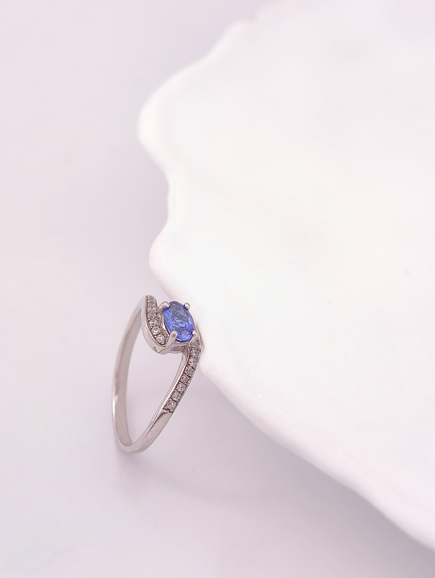 Natural Tanzanite Niche Design Ring