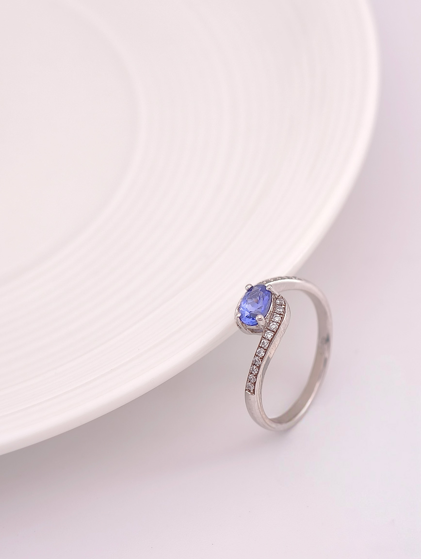 Natural Tanzanite Niche Design Ring