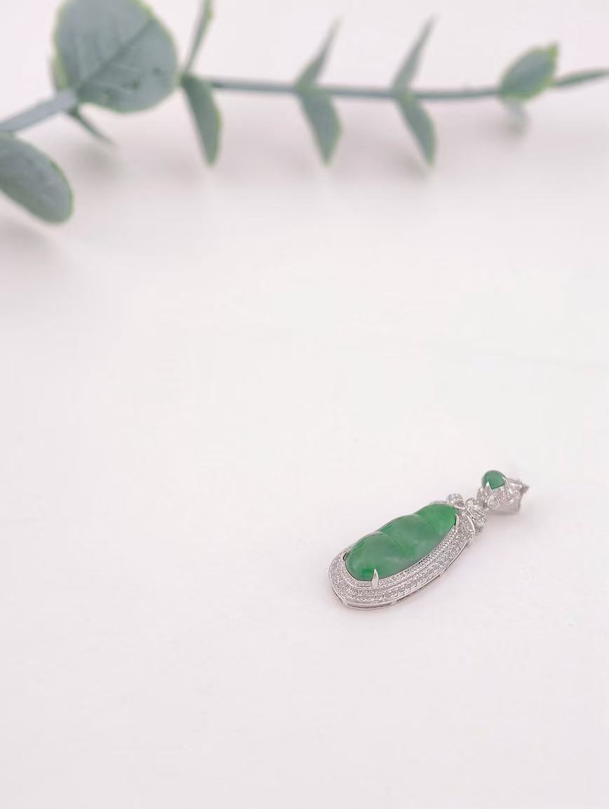 18K Gold Natural Jadeite Green Beans Pendant