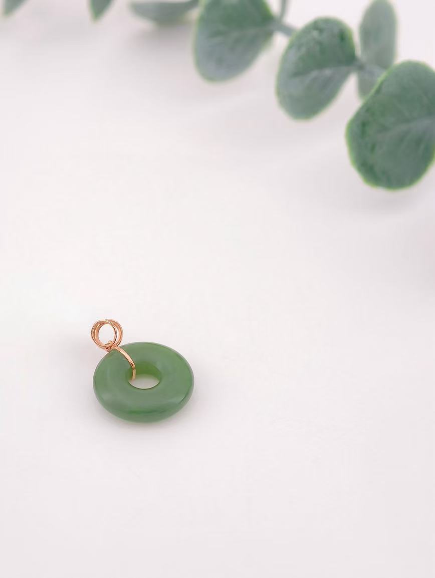 18K Gold Natural Jasper Peace Buckle Pendant