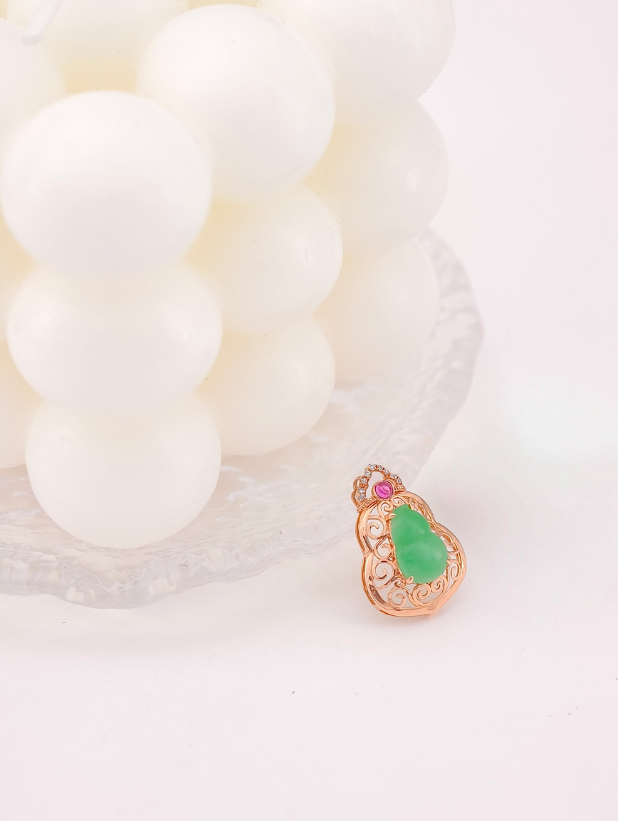 18K Gold Jadeite Gourd Pendant