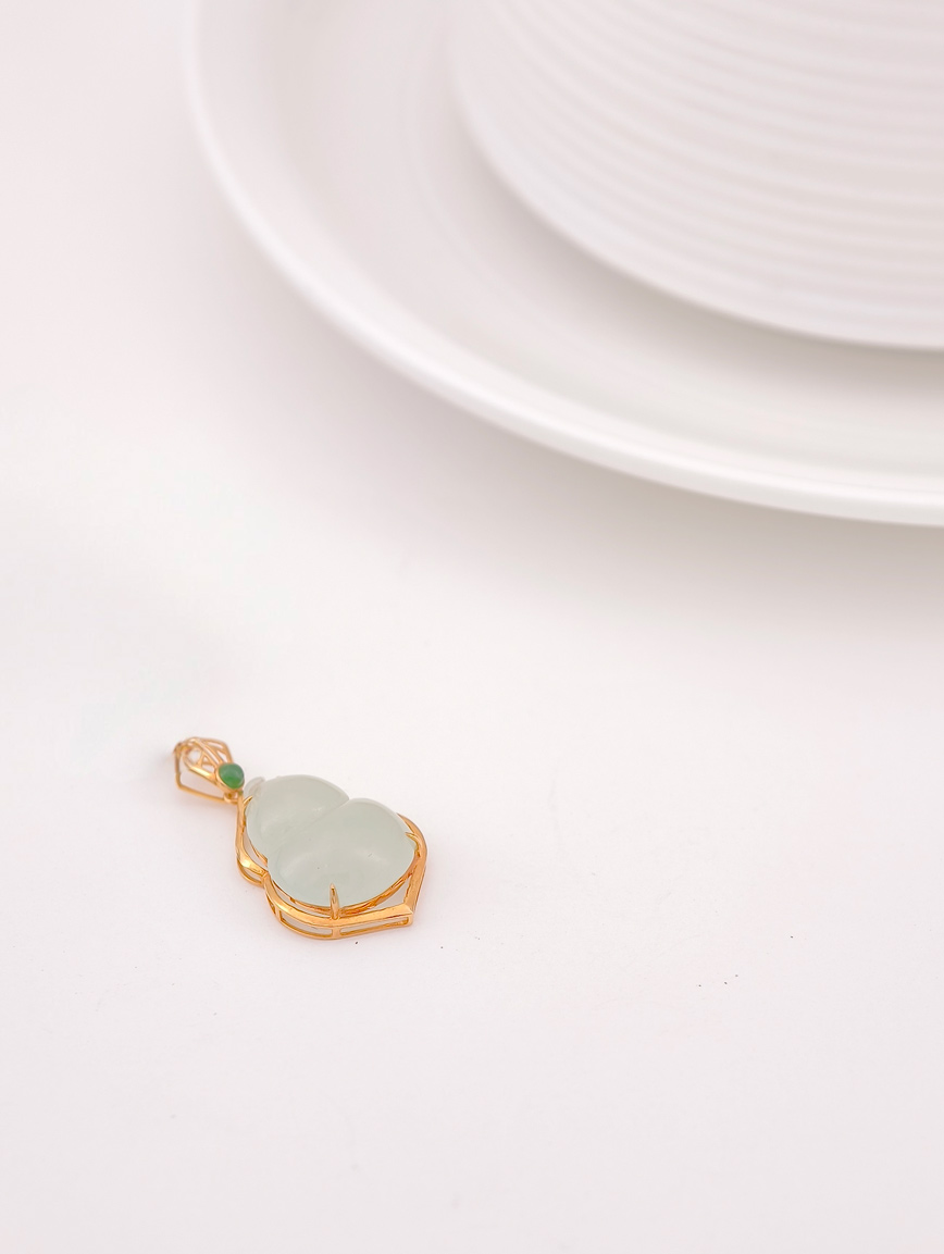 18K Gold Natural Jadeite Gourd Pendant