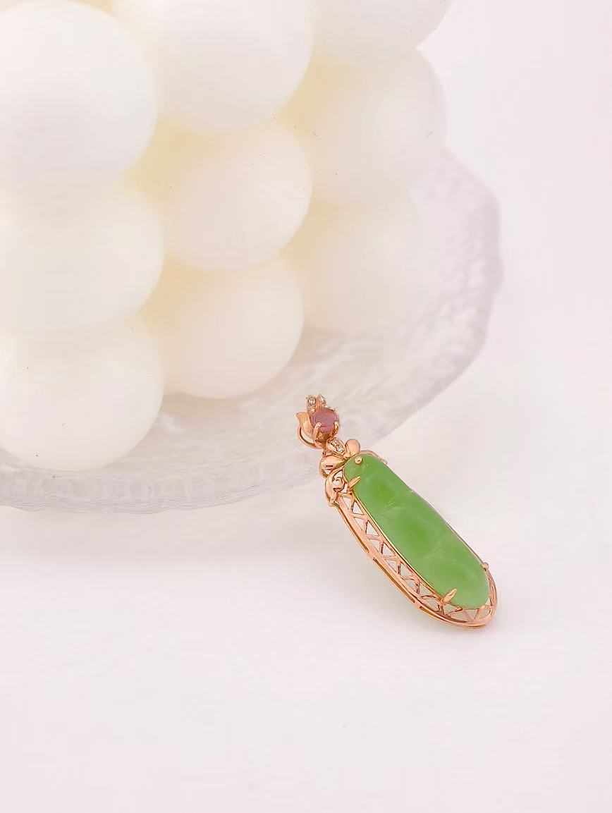 18K Gold Apple Green Jasper Pendant