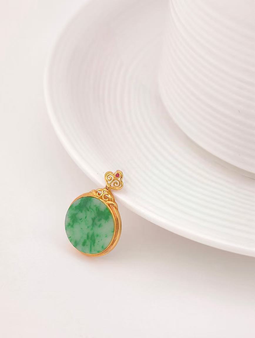 18K Gold Natural Jadeite Delicate Style Pendant