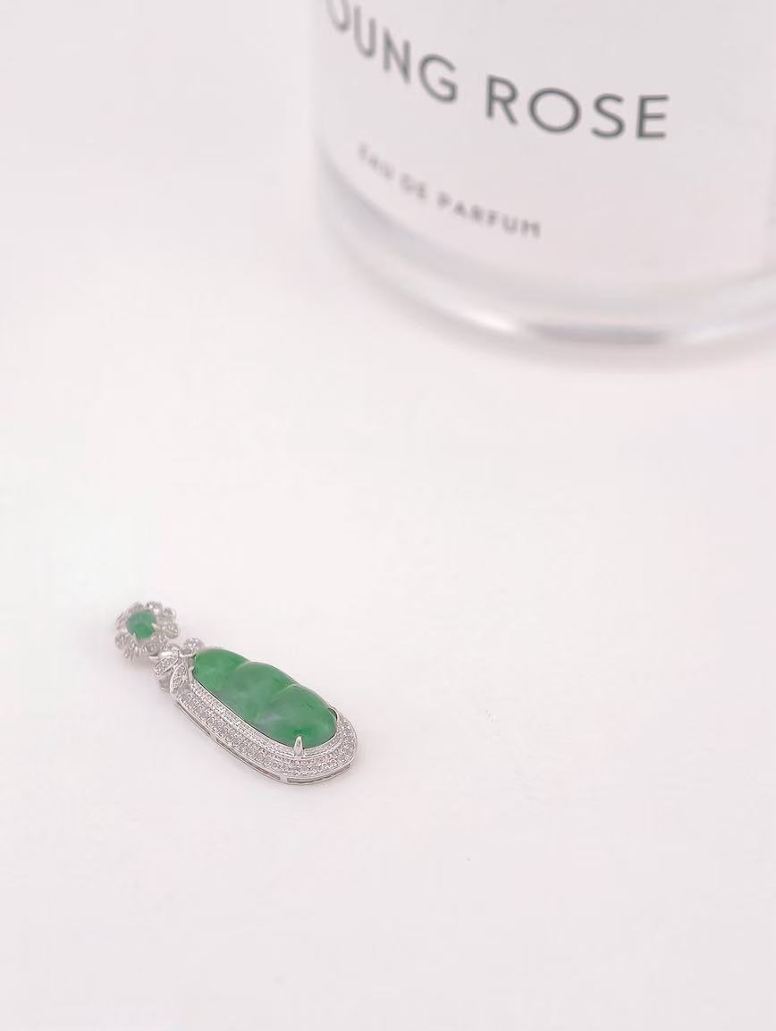 18K Gold Natural Jadeite Green Beans Pendant